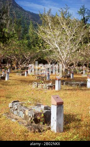 Le isole con Dao (in vietnamita: Côn Đảo) sono un arcipelago della provincia di Bà Rịa-Vũng Tàu, nel Vietnam sudorientale, e sono un distretto di questa provincia. Situato a circa 185 km da Vũng Tàu e 230 km dalla città di Hồ Chí Minh (Saigon), il gruppo comprende 16 isole montuose e isolotti. La superficie totale è di 75 kmq, la popolazione locale è di circa 5.000 abitanti. Il gruppo dell'isola è servito dall'aeroporto di Cỏ Ống. L'arcipelago era precedentemente conosciuto come Pouro Condore, ed è menzionato sotto una variante di questo nome malese da Marco Polo all'inizio del 14th secolo. Il 16 Giugno 1702, L'En Foto Stock