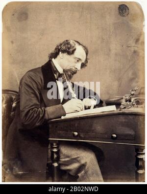 Charles John Huffam Dickens (7 febbraio 1812 – 9 giugno 1870) è stato uno scrittore inglese e critico sociale. Ha creato alcuni dei personaggi immaginari più conosciuti del mondo ed è generalmente considerato il più grande romanziere del periodo Vittoriano. Durante la sua vita, le sue opere godevano di una popolarità senza precedenti, e nel ventesimo secolo fu ampiamente visto come un genio letterario da critici e studiosi. I suoi romanzi e le sue brevi storie continuano ad essere molto popolari. Nato a Portsmouth, in Inghilterra, Dickens è stato costretto a lasciare la scuola per lavorare in una fabbrica quando suo padre è stato gettato nel carcere dei debitori. Altho Foto Stock