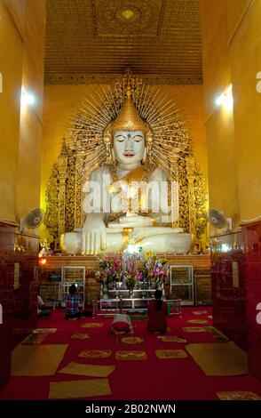 Il Tempio di Kyauktawgyi fu costruito durante il regno di Re Mindon min (n. 1808 - 1878). Il tempio è rinomato per il suo gigante Buddha seduto scolpito da un unico blocco di marmo verde pallido. Mandalay, una città estesa di più di 1 milione di persone, fu fondata nel 1857 da re Mindon in coincidenza con un'antica profezia buddista. Si credeva che il Buddha di Gautama visitasse il sacro monte di Mandalay Hill con il suo discepolo Ananda, e proclamò che nel suo 2,4 00th anniversario della morte, una metropoli di insegnamento buddista sarebbe stata fondata ai piedi della collina. Foto Stock