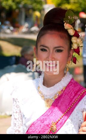 Thailandia: Carrozze trainate da cavalli, sfilata del Festival dei Fiori di Chiang mai, Chiang mai, Thailandia settentrionale. Chiang mai è conosciuta come "la Rosa del Nord", ma fiorisce davvero in fiore a febbraio, verso la fine della stagione fredda. Ogni anno, il primo fine settimana di febbraio, viene aperto il Chiang mai Flower Festival. Le aiuole negli spazi pubblici in tutta la città sono particolarmente belle in questo periodo dell'anno. Ovunque si possono trovare magnifiche esposizioni di crisantemi gialli e bianchi, e la Rosa Damascena, una varietà che si trova solo a Chiang mai. Foto Stock