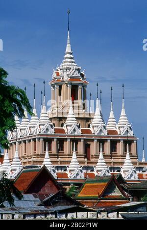 Thailandia: Loha Prasad (Palazzo Brazen o Monastero di ferro), Wat Ratchanatda, Bangkok. Wat Ratchanadbaram fu costruito su ordine del re Nangklao (Rama III) per mamma Chao Ying Sommanus Wattanavadi nel 1846. Il tempio è meglio conosciuto per la Loha Prasada (Loha Prasat), una struttura a più livelli alta 36 m e con 37 guglie metalliche. E 'solo il terzo Loha Prasada (Brazen Palace o Monastero di ferro) da costruire ed è modellato su quelli precedenti in India e Anuradhapura, Sri Lanka. Foto Stock