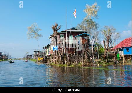 Il lago Inle è un lago d'acqua dolce situato nella cittadina di Nyaungshwe, nel distretto di Taunggyi, nello Stato di Shan, parte delle colline di Shan in Myanmar (Birmania). È il secondo lago più grande in Myanmar con una superficie stimata di 116 km2, e uno dei più alti a un'altitudine di 880 m. La gente del lago Inle (chiamato Intha), circa 70.000 di loro, vive in quattro città che si affacciano sul lago, in numerosi piccoli villaggi lungo le rive del lago, e sul lago stesso. L'intera area del lago si trova nella cittadina di Nyaung Shwe. La popolazione è costituita prevalentemente da Intha, con un mix di altri Foto Stock