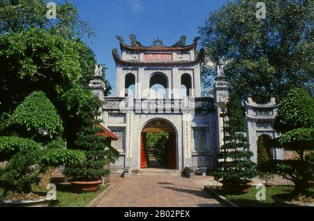 Il Tempio della Letteratura o Van Mieu è uno dei tesori culturali più importanti del Vietnam. Fondata nel 1070 dal re Ly Thanh Tong della dinastia Ly, il tempio fu originariamente dedicato sia a Confucio che a Chu Cong, un membro della famiglia reale cinese, che ha dato origine a molti degli insegnamenti che Confucio sviluppò cinquecento anni dopo. Il sito è stato selezionato dai geomancer della dinastia Ly per stare in armonia con il tempio Taoista Bich Cau e la Pagoda buddista A Un pilastro, che rappresenta i tre principali caratteri della tradizione vietnamita. Sei anni dopo, nel 1076, il Quoc Tu Giam, o ‘ Foto Stock