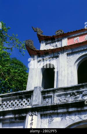 Il Tempio della Letteratura o Van Mieu è uno dei tesori culturali più importanti del Vietnam. Fondata nel 1070 dal re Ly Thanh Tong della dinastia Ly, il tempio fu originariamente dedicato sia a Confucio che a Chu Cong, un membro della famiglia reale cinese, che ha dato origine a molti degli insegnamenti che Confucio sviluppò cinquecento anni dopo. Il sito è stato selezionato dai geomancer della dinastia Ly per stare in armonia con il tempio Taoista Bich Cau e la Pagoda buddista A Un pilastro, che rappresenta i tre principali caratteri della tradizione vietnamita. Sei anni dopo, nel 1076, il Quoc Tu Giam, o ‘ Foto Stock