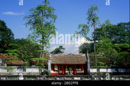 Il Tempio della Letteratura o Van Mieu è uno dei tesori culturali più importanti del Vietnam. Fondata nel 1070 dal re Ly Thanh Tong della dinastia Ly, il tempio fu originariamente dedicato sia a Confucio che a Chu Cong, un membro della famiglia reale cinese, che ha dato origine a molti degli insegnamenti che Confucio sviluppò cinquecento anni dopo. Il sito è stato selezionato dai geomancer della dinastia Ly per stare in armonia con il tempio Taoista Bich Cau e la Pagoda buddista A Un pilastro, che rappresenta i tre principali caratteri della tradizione vietnamita. Sei anni dopo, nel 1076, il Quoc Tu Giam, o ‘ Foto Stock