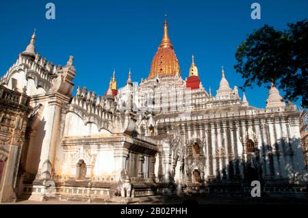 Forse il tempio più alto venerato di Bagan, la pagoda Ananda fu costruita nel 1105 durante il regno del re Kyanzittha (1084–1113) della dinastia Bagan. E' uno dei quattro templi originali sopravvissuti di Bagan (chiamato anche Pagan). Il layout del tempio è in una croceforma con diverse terrazze che conducono ad una piccola pagoda in cima coperta da un ombrello (‘hti’). Il tempio buddista ospita quattro Buddha in piedi, rivolti a est, nord, ovest e sud. Il tempio è detto essere una meraviglia architettonica in una fusione di Mon e adottato stili indiani di architettura. Fu danneggiata nel terremoto del 1975. Howe Foto Stock