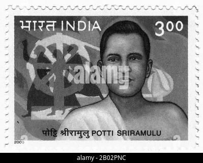 Potti Sreeramulu (16 marzo 1901 – 15 dicembre 1952) è stato un rivoluzionario indiano. Seguace devoto di Mahatma Gandhi, ha lavorato per gran parte della sua vita per le cause umanitarie, compreso il sostegno alla comunità Dalit. Sreeramulu è venerata come Amarajeevi (l'essere immortale) nella regione di Andhra per il suo sacrificio per la causa Andhra. Divenne famoso per aver intrapreso uno sciopero della fame a sostegno della formazione di uno stato indiano per la popolazione di lingua Telugu della Presidenza di Madras; perse la sua vita nel processo. La sua morte scatenò rivolte pubbliche, e il primo ministro indiano Jawaharlal Ne Foto Stock