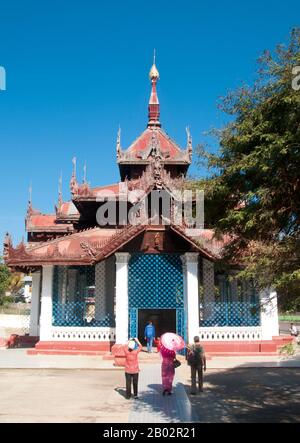 The Mingun Bell è un campanello situato a Mingun, Sagaing Regione, Myanmar. Si trova a circa 11 km a nord di Mandalay, sulla sponda occidentale del fiume Irrawaddy. Era la campana più pesante che funzionasse nel mondo più volte nella storia. Il peso della campana è di 55.555 Viss (90.718 chilogrammi o 199.999 libbre). Il diametro esterno del bordo della campana è di 4,95 m (16 piedi 3 pollici). L'altezza della campana è di 3,66 m (12,0 piedi) all'esterno e 3,51 m (11,5 piedi) all'interno. La circonferenza esterna sul bordo è di 15,469 m (50,75 piedi). La campana è da 6 a 12 pollici ( Foto Stock