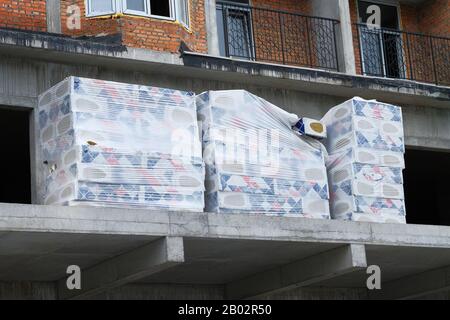 Isolamento termico minerale lana di roccia installazione presso il nuovo  edificio soffitto attico Foto stock - Alamy