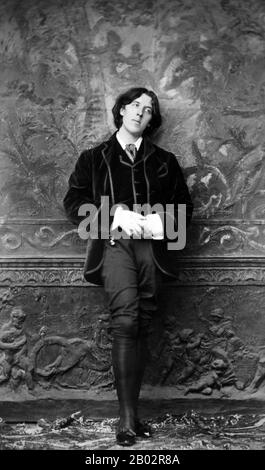 Oscar Fingal o'Flahertie Wills Wilde (16 ottobre 1854 – 30 novembre 1900) è stato un . Dopo aver scritto in diverse forme in tutta la 1880s, è diventato uno dei più popolari playwrights di Londra nei primi 1890s. Oggi è ricordato per i suoi epigrammi, il suo romanzo l'immagine di Dorian Gray, i suoi giochi, così come le circostanze della sua prigionia e morte precoce. Foto Stock