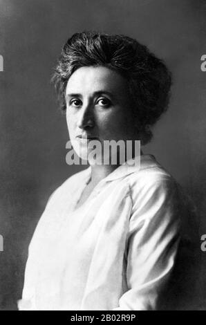 Rosa Luxemburg (anche Rozalia Luxenburg; polacco: Róża Luksemburg; 5 marzo 1871 – 15 gennaio 1919) è stato un . In seguito era membro della socialdemocrazia del Regno di Polonia e Lituania (SDKPiL), del Partito socialdemocratico tedesco (SPD), del Partito socialdemocratico indipendente (USPD) e del Partito comunista tedesco (KPD). Nel 1915, dopo che la SPD sostenne il coinvolgimento tedesco nella prima guerra mondiale, insieme a Karl Liebknecht fondò lo Spar anti-guerra Foto Stock