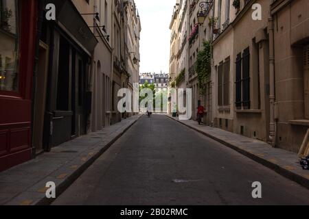 Ciclista in una strada, Parigi Foto Stock