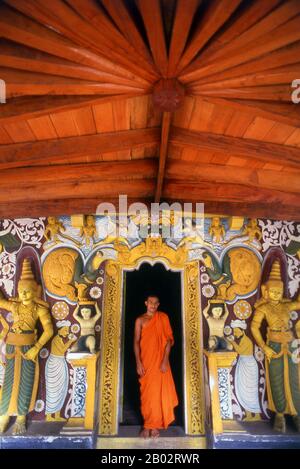 Il Malwatte Vihara, o ‘Monastero del Giardino dei Fiori’, si trova sul lato meridionale del Lago Kandy. La maggior parte del tempio fu costruito durante il primo regno del re Kirti Sri Rajasinha (1747-1782). Malwatte Vihara è una delle due sedi del Siyam Nikaya, l'ordine dei monaci più alto e prospero dello Sri Lanka. Nel 1803, l'anno in cui gli inglesi hanno preso il maggior numero di vittime nella guerra con Kandy, Malwatte Vihara è stato convertito in un ospedale dell'esercito. Foto Stock