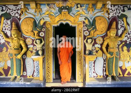 Il Malwatte Vihara, o ‘Monastero del Giardino dei Fiori’, si trova sul lato meridionale del Lago Kandy. La maggior parte del tempio fu costruito durante il primo regno del re Kirti Sri Rajasinha (1747-1782). Malwatte Vihara è una delle due sedi del Siyam Nikaya, l'ordine dei monaci più alto e prospero dello Sri Lanka. Nel 1803, l'anno in cui gli inglesi hanno preso il maggior numero di vittime nella guerra con Kandy, Malwatte Vihara è stato convertito in un ospedale dell'esercito. Foto Stock