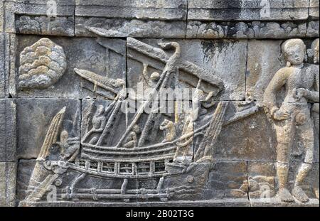 Una nave Borobudur è il doppio outrigger di legno del 8th secolo, nave navigata del sud-est asiatico marittimo raffigurato in alcuni bassorilievi del monumento buddista Borobudur a Giava Centrale, Indonesia. Le navi raffigurate a Borobudur erano molto probabilmente il tipo di navi utilizzate per i traffici interinsulari e le campagne navali dall'impero talassocracy Sailendran e Srivijayan che governarono la regione intorno alla 7th fino al 13th secolo. La funzione dell'attivazione era quella di stabilizzare la nave; una canoa a singolo o doppio scatto è la caratteristica tipica delle imbarcazioni marittime austronesiane. È considerato b Foto Stock