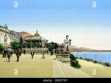 Monaco è una città-stato e microstate sovrana, situata sulla Costa Azzurra dell'Europa occidentale. Confina con la Francia su tre lati; un lato confina con il Mar Mediterraneo. Monaco ha una superficie di 2,02 km2 e una popolazione di 36,371 abitanti; è il secondo paese più piccolo e densamente popolato del mondo. Monaco è un principato governato da una forma di monarchia costituzionale, con il principe Alberto II come capo di stato. Sebbene il Principe Alberto II sia un monarca costituzionale, esercita un immenso potere politico. La Casa Grimaldi ha governato Monaco, con breve interruzione Foto Stock