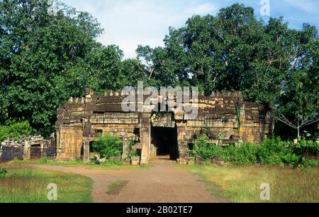 Il tempio CE del 11th secolo di Wat Nokor Bayon a Kompong Cham era originariamente un santuario buddista Mahayana. Fu ridedicato al Buddismo Theravada, la maggiore tradizione religiosa della Cambogia, in un certo periodo del 15th secolo. Le venerabili strutture in arenaria e laterite dell'antico tempio si fondono bene con un tempio moderno attivo, monaci ocra-rosati e il suono del canto, creando un affascinante mix di contemporaneo e arcaico. Ci sono molte immagini antiche del Buddha, e un grande, più moderno Buddha reclinato. Foto Stock