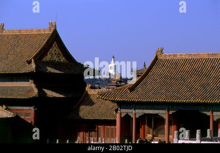 La Città Proibita, costruita tra il 1406 e il 1420, servì per 500 anni (fino alla fine dell'epoca imperiale nel 1911) come sede di tutto il potere in Cina, il trono del Figlio del Cielo e la residenza privata di tutti gli imperatori della dinastia Ming e Qing. Il complesso si compone di 980 edifici con 8.707 baie di sale e copre 720.000 m2. Il Dagoba Bianco (Bai Ta) è un santuario buddista tibetano costruito nel 1651 per commemorare la prima visita a Pechino da parte di un Dalai lama. Foto Stock