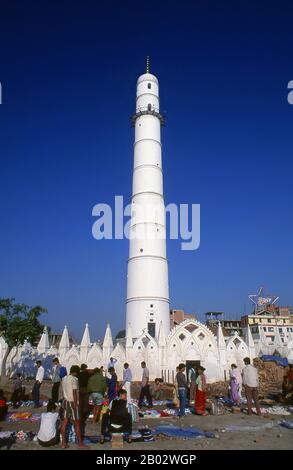 La sottile torre bianca di Bhimsen, chiamata anche Dharahara o Bhimsen Stambha (stambha significa 'pilastro') si è impadronita durante il earthquake 2015 che ha scosso il Nepal. La torre alta 60 metri fu costruita nel 1824 dal primo ministro Bhimsen Thapa come torre di guardia; la costruzione si basava più su un capriccio che su necessità militari. Originariamente c'erano due torri, ma l'altra crollò nel 1832. Foto Stock