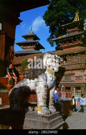 Comprendente un ex palazzo reale, una ricchezza di templi e molti altri monumenti, Durbar Square è il centro storico e spirituale di Kathmandu. La piazza, dopo anni di abbandono, fu ristrutturata nel 1972-75 nel progetto Hanuman Dhoka, iniziato dopo l'ascensione al trono del re Birendra. 'urbar', o correttamente darbar, significa palazzo reale o corte reale, ma la gente del posto preferisce chiamare la piazza Hanuman Dhoka, 'porta di Hanuman', dopo lo stretto cancello del palazzo che è custodito da una figura rosso cremisi del dio Hanuman scimmia. La figura è stata istituita nel 1862 per proteggere il cancello da sfortuna e. Foto Stock