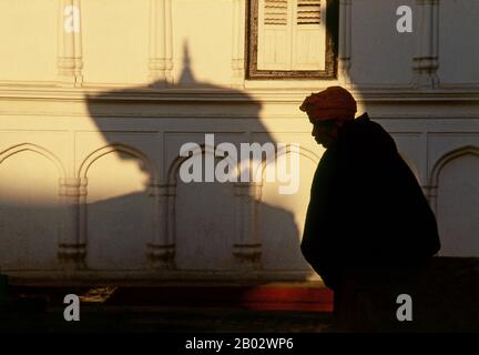 Comprendente un ex palazzo reale, una ricchezza di templi e molti altri monumenti, Durbar Square è il centro storico e spirituale di Kathmandu. La piazza, dopo anni di abbandono, fu ristrutturata nel 1972-75 nel progetto Hanuman Dhoka, iniziato dopo l'ascensione al trono del re Birendra. 'urbar', o correttamente darbar, significa palazzo reale o corte reale, ma la gente del posto preferisce chiamare la piazza Hanuman Dhoka, 'porta di Hanuman', dopo lo stretto cancello del palazzo che è custodito da una figura rosso cremisi del dio Hanuman scimmia. La figura è stata istituita nel 1862 per proteggere il cancello da sfortuna e. Foto Stock