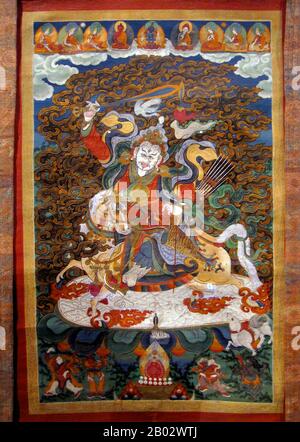 Buddismo mongolo: Thangka buddista che raffigura una divinità montana che ha una spada. Una 'thangka', anche traslitterata come 'tangka', 'thanka' o 'tanka', è una pittura di seta tibetana o mongola con ricamo, che di solito raffigura una divinità buddista, famosa scena, o mandala. Foto Stock