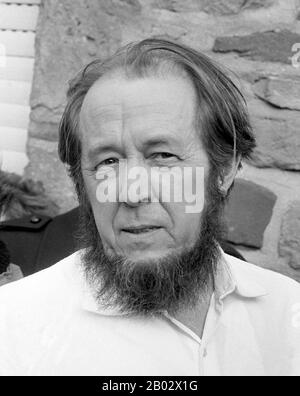 Aleksandr Isayevich Solzhenitsyn (11 dicembre 1918 – 3 agosto 2008) è stato un . Ha contribuito ad aumentare la consapevolezza globale del gulag e del sistema dei campi di lavoro forzati dell'Unione Sovietica. Mentre i suoi scritti furono a lungo soppressi in URSS, scrisse molti libri, in particolare l'Arcipelago di Gulag, One Day in the Life of Ivan Denisovich, August 1914 e Cancer Ward. Solzhenitsyn è stato insignito del Premio Nobel per la letteratura nel 1970 "per la forza etica con cui ha perseguito le indispensabili tradizioni della letteratura russa". Fu espulso Foto Stock