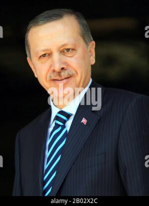 Recep Tayyip Erdogan (sopportato il 26 febbraio 1954) è il 12th ed attuale presidente della Turchia, in carica dal 2014. In precedenza è stato primo Ministro della Turchia dal 2003 al 2014 e sindaco di Istanbul dal 1994 al 1998. Partendo da un contesto politico islamico e affermando di essere un democratico conservatore, la sua amministrazione ha supervisto politiche economiche liberali e socialmente conservatrici. Foto Stock