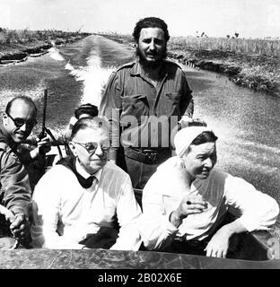 Nel 1960, Jean-Paul Sartre e Simone de Beauvoir visitarono Cuba durante, come scrisse Sartre, la "luna di miele della rivoluzione". Il regime militare di Fulgencio Batista era caduto nell’esercito di guerriglia di Fidel Castro e tutto il paese era acceso da uno zelo rivoluzionario. Quando la coppia tornò a Parigi, Sartre scrisse numerosi articoli che esaltavano la rivoluzione. De Beauvoir, ugualmente impressionato, scrisse: "Per la prima volta nella nostra vita, stavamo assistendo a felicità che era stata raggiunta dalla violenza". De Beauvoir e Sartre alla fine denuncierebbero Castro in una lettera aperta che criticava Foto Stock