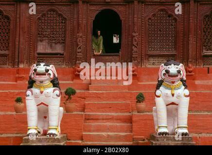 Comprendente un ex palazzo reale, una ricchezza di templi e molti altri monumenti, Durbar Square è il centro storico e spirituale di Kathmandu. La piazza, dopo anni di abbandono, fu ristrutturata nel 1972-75 nel progetto Hanuman Dhoka, iniziato dopo l'ascensione al trono del re Birendra. 'urbar', o correttamente darbar, significa palazzo reale o corte reale, ma la gente del posto preferisce chiamare la piazza Hanuman Dhoka, 'porta di Hanuman', dopo lo stretto cancello del palazzo che è custodito da una figura rosso cremisi del dio Hanuman scimmia. La figura è stata istituita nel 1862 per proteggere il cancello da sfortuna e. Foto Stock