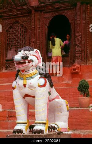 Comprendente un ex palazzo reale, una ricchezza di templi e molti altri monumenti, Durbar Square è il centro storico e spirituale di Kathmandu. La piazza, dopo anni di abbandono, fu ristrutturata nel 1972-75 nel progetto Hanuman Dhoka, iniziato dopo l'ascensione al trono del re Birendra. 'urbar', o correttamente darbar, significa palazzo reale o corte reale, ma la gente del posto preferisce chiamare la piazza Hanuman Dhoka, 'porta di Hanuman', dopo lo stretto cancello del palazzo che è custodito da una figura rosso cremisi del dio Hanuman scimmia. La figura è stata istituita nel 1862 per proteggere il cancello da sfortuna e. Foto Stock