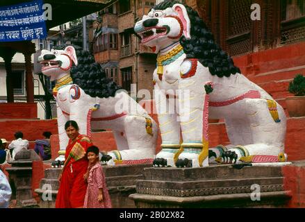 Comprendente un ex palazzo reale, una ricchezza di templi e molti altri monumenti, Durbar Square è il centro storico e spirituale di Kathmandu. La piazza, dopo anni di abbandono, fu ristrutturata nel 1972-75 nel progetto Hanuman Dhoka, iniziato dopo l'ascensione al trono del re Birendra. 'urbar', o correttamente darbar, significa palazzo reale o corte reale, ma la gente del posto preferisce chiamare la piazza Hanuman Dhoka, 'porta di Hanuman', dopo lo stretto cancello del palazzo che è custodito da una figura rosso cremisi del dio Hanuman scimmia. La figura è stata istituita nel 1862 per proteggere il cancello da sfortuna e. Foto Stock