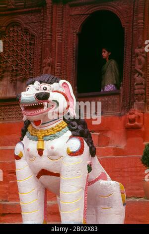 Comprendente un ex palazzo reale, una ricchezza di templi e molti altri monumenti, Durbar Square è il centro storico e spirituale di Kathmandu. La piazza, dopo anni di abbandono, fu ristrutturata nel 1972-75 nel progetto Hanuman Dhoka, iniziato dopo l'ascensione al trono del re Birendra. 'urbar', o correttamente darbar, significa palazzo reale o corte reale, ma la gente del posto preferisce chiamare la piazza Hanuman Dhoka, 'porta di Hanuman', dopo lo stretto cancello del palazzo che è custodito da una figura rosso cremisi del dio Hanuman scimmia. La figura è stata istituita nel 1862 per proteggere il cancello da sfortuna e. Foto Stock