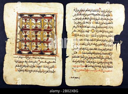 Timbuktu Manuscripts è un termine ombrello per quello che era un gran numero di manoscritti (stime variano nelle centinaia di migliaia) che erano stati conservati da famiglie private a Timbuktu (e in altre località), Mali. Una gran parte dei manoscritti ha avuto a che fare con l'arte, la medicina, la scienza, e la calligrafia del tardo Abbaside Califfato, e anche più inestimabili vecchie copie del Corano. La maggior parte dei manoscritti sono stati scritti in arabo, ma alcuni erano anche in lingue locali, tra cui Songhay e Tamasheq. Le date dei manoscritti variavano tra il tardo 13th e l'inizio del 20th Foto Stock