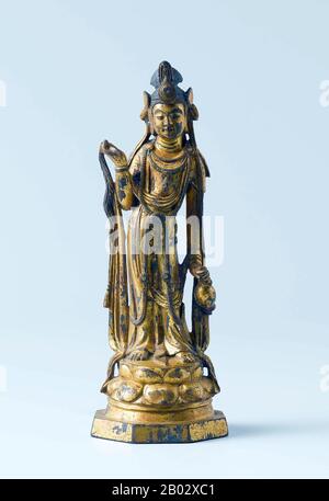 Guanshiyin o Avalokitesvara è il bodhisattva associato alla compassione venerata dai buddisti dell'Asia orientale, solitamente come una femmina. Il nome Guanyin è breve per Guanshiyin che significa 'Osservare I Suoni (o Grida) del mondo'. Alcuni buddisti credono che quando uno dei loro aderenti parte da questo mondo, essi sono posti da Guanyin nel cuore di un loto poi inviato a casa nella terra occidentale pura di Sukhavati. È generalmente accettato (nella comunità cinese) che Guanyin originò come il Sanscrito Avalokitesvara, che è la sua forma maschile. Comunemente conosciuta in inglese come la Dea di Me Foto Stock