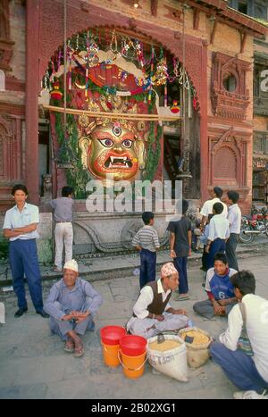 Rana Bahadur Shah ha installato Shveta Bhairav (White Bhairav) nel 1796 per allontanare spiriti maligni e fantasmi da Durbar Square. Rappresenta la forma più terrificante del dio Hindu Shiva. A pochi metri a sud di Kala Bhairav (Black Bhairav), la maschera dorata di quattro metri che rappresenta Shveta Bhairav è nascosta dietro una porta di legno a reticolo. Rispetto allo sconfinato orrore di Kala Bhairav, la malvagità quasi affascinante del suo compagno vicino viene come un lieve sollievo. La porta di fronte alla maschera è aperta solo durante la festa di Indra Jatra. Per il resto dell'anno è Foto Stock