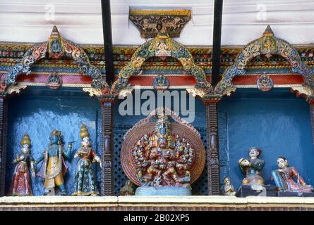 Il dio indù Krishna è raffigurato con Arjuna e Vishvarupa (centro), e a sinistra con due dei suoi gopini preferiti o 'milkmaids', Rukmini e Satyabhama. Sulla destra, c'è una coppia reale, che con ogni probabilità rappresenta Re Pratapa Malla e la sua moglie maggiore. Il Hanuman Dhoka, o palazzo reale, occupa la maggior parte del lato orientale di Piazza Durbar. Costruito quattro secoli fa dai re di Malla del Nepal, solo una piccola parte del complesso è aperta al pubblico. A sinistra dell'ingresso si trova una statua di Hanuman, il dio scimmia della mitologia indù, dopo di che il palazzo è chiamato. Foto Stock