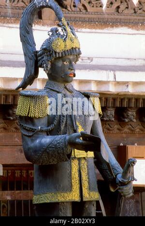 Rudravarna Mahavihara, o Oku Bahal, è stato costruito nella metà del 17th secolo. Il tempio si trova intorno ad un cortile che trabocca di chaitya e figure metalliche di tutti i tipi e dimensioni. Ci sono enormi Garudas, elefanti, pavoni, figure di adoratori preganti e una statua di Juddha Shamshisher Rana, che ha concesso il tempio generoso aiuto al restauro dopo il terremoto del 1934. Juddha Shumsher Jung Bahadur Rana (Narayanhity Palace, Kathmandu, 19 aprile 1875 – Dehradun, India, 20 novembre 1952) è stato un Foto Stock