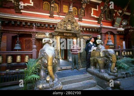 Nepal: Statue di elefanti all'interno del Tempio d'Oro (Hiranyavarna Mahavihara), Patan, Valle di Kathmandu (1998). L'Hiranyavarna Mahavihara, o Tempio d'Oro, è una delle principali vetrine d'arte e architettura della Valle di Kathmandu. Presumibilmente fondato nel 12th ° secolo da re Bhaskara Deva Varma, il tempio, come si presenta oggi, risale per la maggior parte al 18th ° secolo. L'intera facciata del santuario principale è ricoperta di rame dorato, così come la torana molto dettagliata e tutti i tetti. Foto Stock