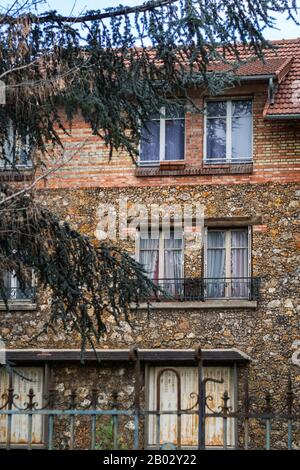 Vecchia casa abbandonata in una piccola città intorno a Parigi Foto Stock