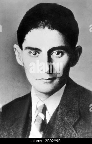 Franz Kafka (3 luglio 1883 – 3 giugno 1924) è stato un . 20th La maggior parte delle sue opere, come Die Verwandlung (la Metamorfosi), Der Process (il processo) e Das Schloss (il castello), sono piene di temi e archetipi di alienazione, brutalità fisica e psicologica, conflitto genitore-bambino, personaggi in una ricerca terrificante, labirinti di burocrazia, e trasformazioni mistiche. Kafka è nata in una famiglia ebraica di lingua tedesca di classe media a Praga, capitale della t Foto Stock