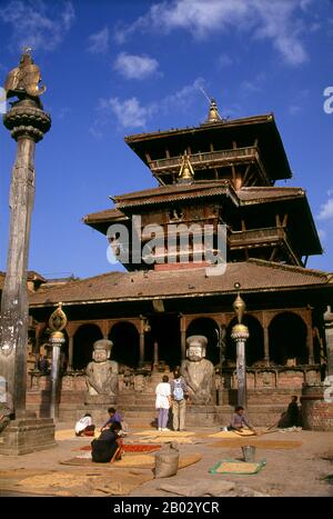 La caratteristica principale del Tol Tachupal è il Tempio di Dattatreya. Questo tempio a tre piani fu iniziato nel 1427 dal re Yaksha Malla, sul sito di un antico santuario che segna il luogo in cui un famoso insegnante spirituale era morto. La costruzione di yaksha Malla era originariamente solo una sorta di mandap, simile a quello di Kasthamandap a Kathmandu; E, in comune con il Kasthamandap, è stato presumibilmente costruito dal legno di un unico albero Di Sal e utilizzato per i riti oscuri delle sette Tantric nel 1558, Vishva Malla ha rinnovato il mandap e ha aggiunto un edificio che era di ospitare un'immagine di Dattatreya, il 'Signore del Foto Stock