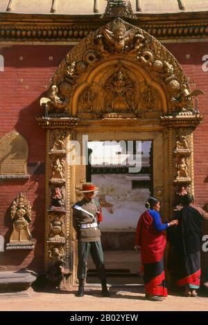 Il Golden Gate o il Sun Dhoka, segna l'ingresso al Tempio di Taleju all'interno del complesso del palazzo. La porta fu costruita nel 1753 da Ranajita Malla (r.. 1722 - 1769) e sua moglie Jayalakshmi per commemorare l'esecuzione di un rito religioso del fuoco (kotyahuti-yagya), e si è rivelato essere il pezzo più bello di rame dorato a Bhaktapur, possibilmente in tutta la valle di Kathmandu. Molto ornate in sé, i pannelli a sinistra e a destra della porta, raffiguranti dieci divinità diverse, sono superbi esempi dell'arte del repoussé. Sui pannelli, Ranajita è citato come il sovrano di un territorio che si estende fino a qui Foto Stock