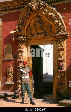 Il Golden Gate o il Sun Dhoka, segna l'ingresso al Tempio di Taleju all'interno del complesso del palazzo. La porta fu costruita nel 1753 da Ranajita Malla (r.. 1722 - 1769) e sua moglie Jayalakshmi per commemorare l'esecuzione di un rito religioso del fuoco (kotyahuti-yagya), e si è rivelato essere il pezzo più bello di rame dorato a Bhaktapur, possibilmente in tutta la valle di Kathmandu. Molto ornate in sé, i pannelli a sinistra e a destra della porta, raffiguranti dieci divinità diverse, sono superbi esempi dell'arte del repoussé. Sui pannelli, Ranajita è citato come il sovrano di un territorio che si estende fino a qui Foto Stock