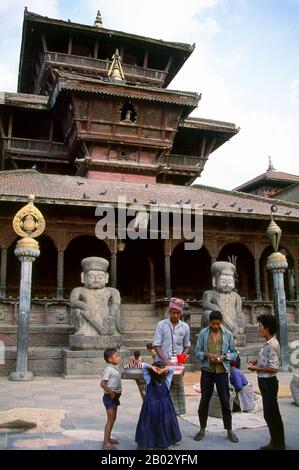 La caratteristica principale del Tol Tachupal è il Tempio di Dattatreya. Questo tempio a tre piani fu iniziato nel 1427 dal re Yaksha Malla, sul sito di un antico santuario che segna il luogo in cui un famoso insegnante spirituale era morto. La costruzione di yaksha Malla era originariamente solo una sorta di mandap, simile a quello di Kasthamandap a Kathmandu; E, in comune con il Kasthamandap, è stato presumibilmente costruito dal legno di un unico albero Di Sal e utilizzato per i riti oscuri delle sette Tantric nel 1558, Vishva Malla ha rinnovato il mandap e ha aggiunto un edificio che era di ospitare un'immagine di Dattatreya, il 'Signore del Foto Stock