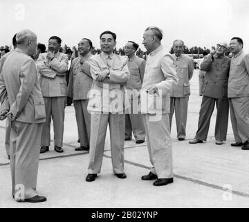 Liu Shaoqi (Liu Shao-ch'i, 24 novembre 1898 – 12 novembre 1969) è stato un . È stato Presidente della Repubblica Popolare cinese, capo di Stato cinese, dal 27 aprile 1959 al 31 ottobre 1968, durante il quale ha attuato politiche di ricostruzione economica in Cina. Zhou Enlai fu il primo Premier della Repubblica Popolare Cinese, che servì dall'ottobre 1949 fino alla sua morte nel gennaio 1976. Zhu De era un capo militare comunista cinese e statista. È considerato come il fondatore dell'esercito rosso cinese (il precursore dell'esercito popolare di liberazione) un Foto Stock