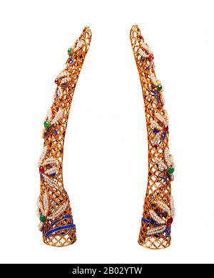 Le descrizioni occidentali degli imperatori cinesi, dei re e dei nobili spesso menzionano le unghie abbastanza lunghe da marcare la persona sopra ogni possibilità di lavoro manuale. Queste protezioni per unghie, o protezioni, potrebbero essere indossate come un unico gioiello sulla mano o in più set. Secondo il Museo d'Arte di San Diego: 'I protettori delle unghie sono stati indossati da un gruppo molto d'elite - le Signore corte di Manchu della tarda dinastia Qing. Sebbene gli studiosi di costumi cinesi di solito datano protettori delle unghie alla dinastia Qing, essi sono infatti caratteristici solo della fine del 19th secolo. Ritratti di prime Signore della corte di Qing Foto Stock