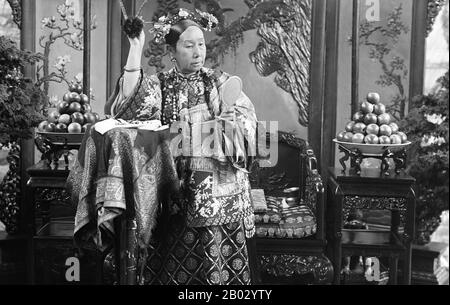 L'imperatrice Dowager Cixi (Wade–Giles: TZ'u-Hsi, 29 novembre 1835 – 15 novembre 1908) del Manchu Yehe Nara Clan, fu una figura potente e carismatica che divenne il dominatore de facto della Dinastia Manchu Qing in Cina per 47 anni dal 1861 alla sua morte nel 1908. Foto Stock