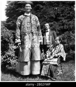 Zhan Shichai (1841 – 5 novembre 1893) è stato un gigante cinese che ha girato il mondo come "Chang the Chinese Giant" nel 19th secolo. Il suo nome era 'Chang Woo Gow'. Zhan nacque a Fuzhou, nella provincia di Fujian, nel 1840s, anche se i rapporti dell'anno variano dal 1841 al 1847. La sua altezza è stata rivendicata per essere oltre 8 piedi (2,4 m), ma non ci sono registrazioni autorevoli. Lasciò la Cina nel 1865 per viaggiare a Londra dove apparve sul palco, viaggiando in Europa, e negli Stati Uniti e in Australia come 'Chang the Chinese Giant'. Zhan ricevette una buona educazione in vari paesi, e sviluppò un buon und Foto Stock