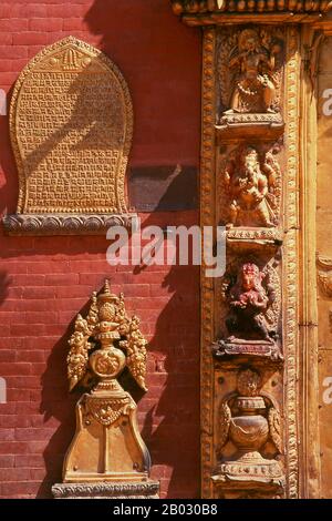 Il Golden Gate o il Sun Dhoka, segna l'ingresso al Tempio di Taleju all'interno del complesso del palazzo. La porta fu costruita nel 1753 da Ranajita Malla (r.. 1722 - 1769) e sua moglie Jayalakshmi per commemorare l'esecuzione di un rito religioso del fuoco (kotyahuti-yagya), e si è rivelato essere il pezzo più bello di rame dorato a Bhaktapur, possibilmente in tutta la valle di Kathmandu. Molto ornate in sé, i pannelli a sinistra e a destra della porta, raffiguranti dieci divinità diverse, sono superbi esempi dell'arte del repoussé. Sui pannelli, Ranajita è citato come il sovrano di un territorio che si estende fino a qui Foto Stock